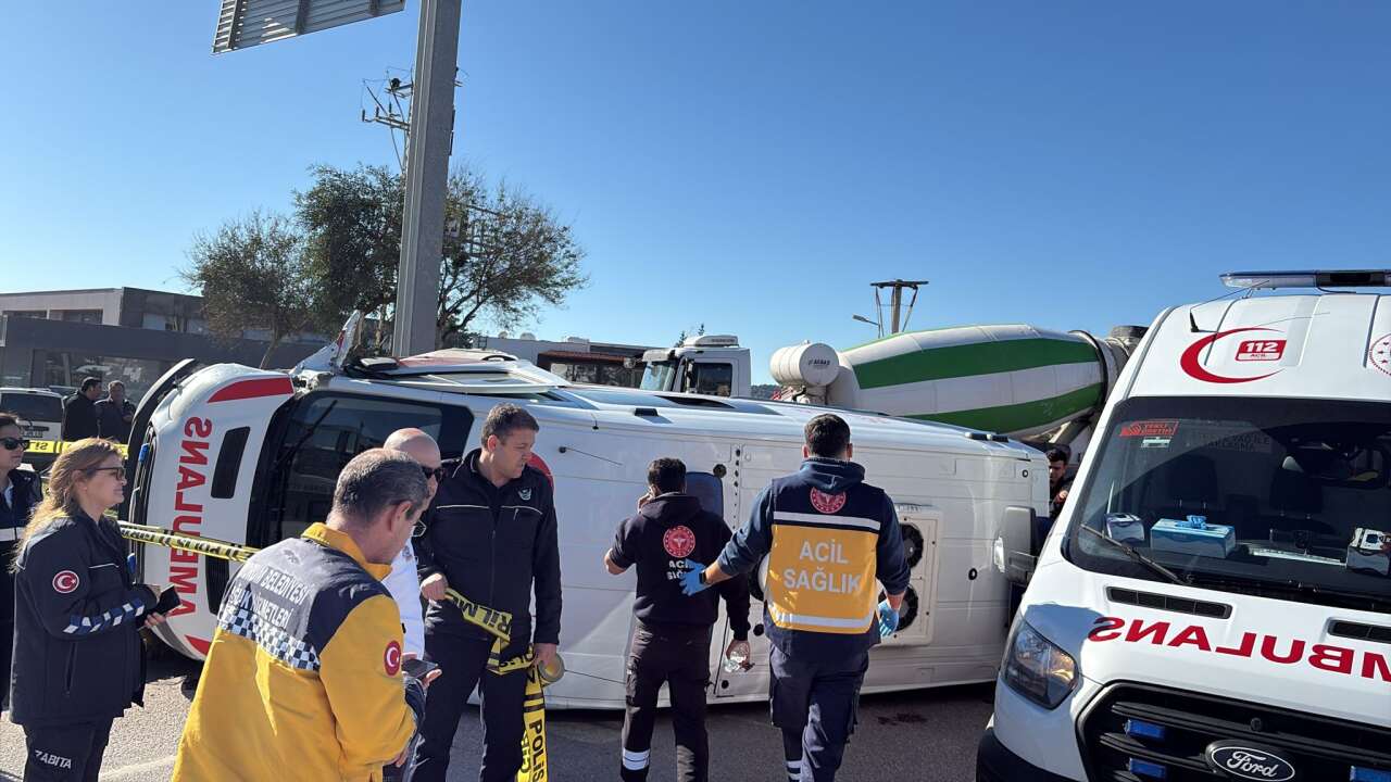 Muğla'da Hasta Taşıyan Ambulans Kaza Yaptı, Yaralılar Var 3